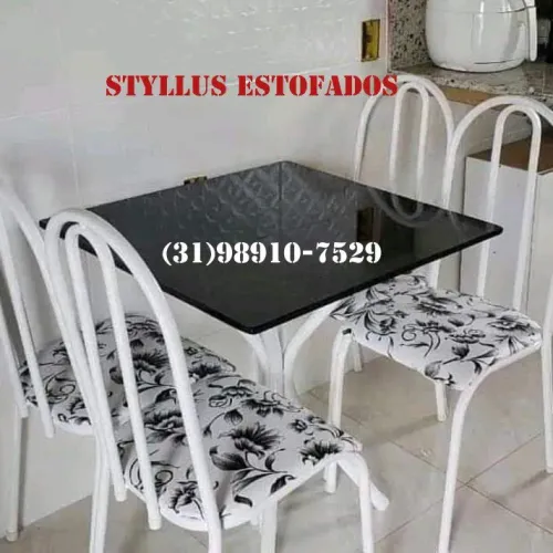 Conjunto de mesa com cadeiras