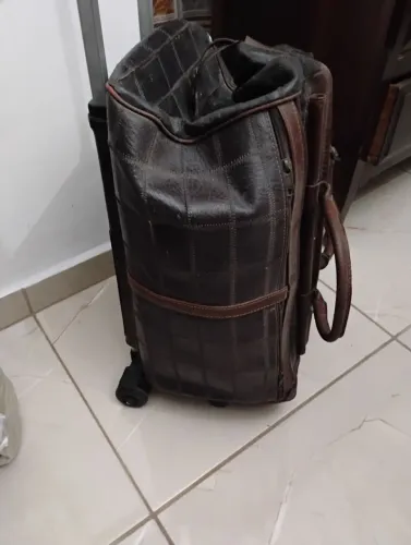Mala de viagem marrom com rodinhas