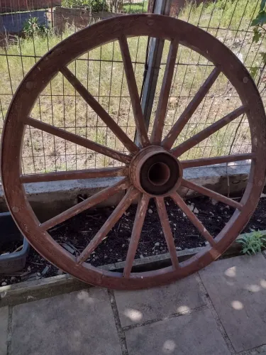 Roda de carreta em madeira 