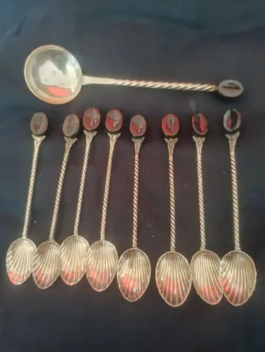 8 Colheres para café,1 colher para açúcar. Prata de lei : 900