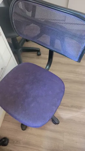 Cadeira de escritório preta e outra roxa