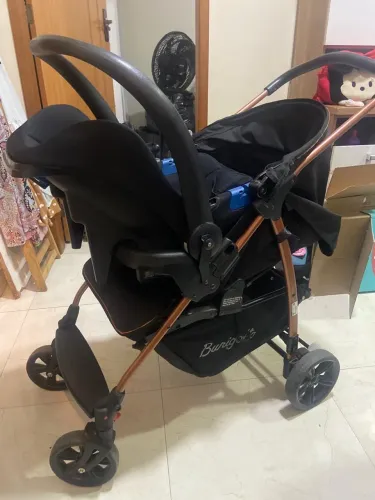 Carrinho de bebê com bebê conforto!