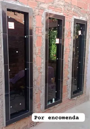 Janelas pivotante sob medida de vidro e acabamento