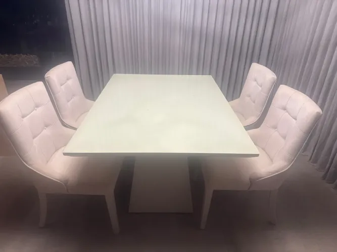 Mesa de 4 lugares com cadeiras poltronas  em linho
