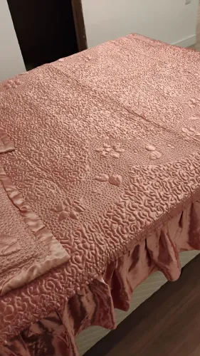 Colcha Cobre Leito em cetim rosa bordado Quilt cm babados laterais e duas almofadas