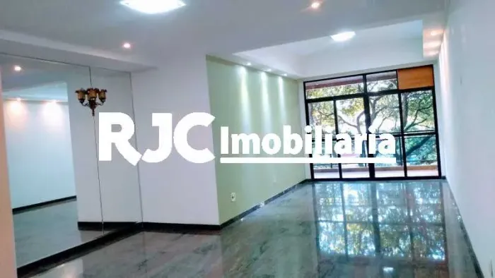 Apartamento para venda possui 130 metros quadrados com 3 quartos em Tijuca - Rio de Janeir