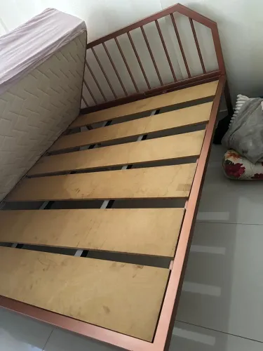 Cama de Metal com Estrado de Madeira