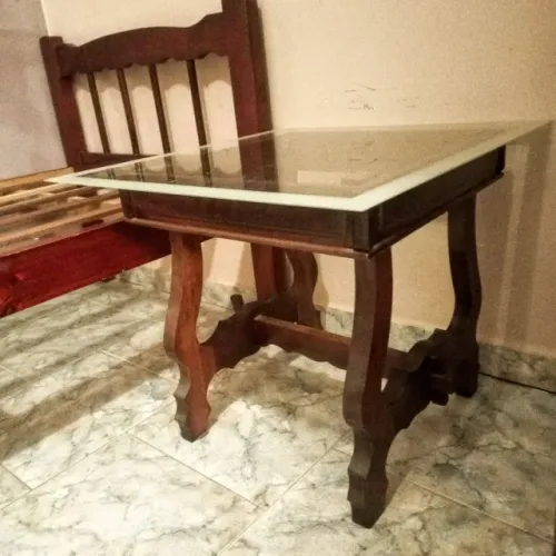 Mesa de canto em madeira de lei com tampo em vidro temperado