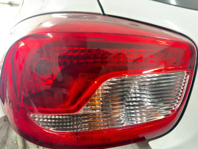 Lanterna Kwid 23 Traseira Usada Pequena Avaria 