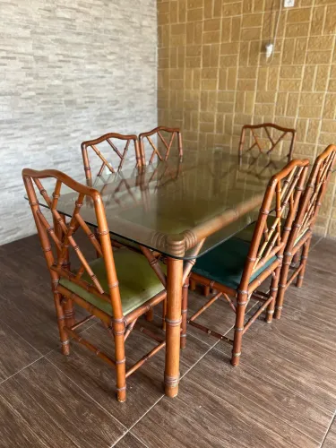 Conjunto mesa de vidro e cadeiras