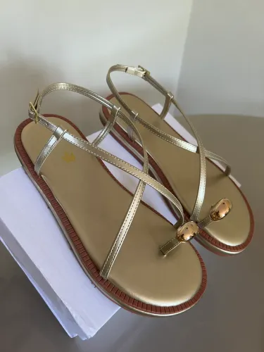 Sandália Rasteirinha Flat com Detalhe Dedo Dourado, N37 - (NOVA)