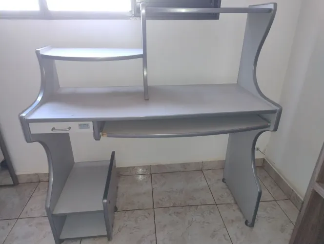 Escrivaninha com design moderno e funcional
