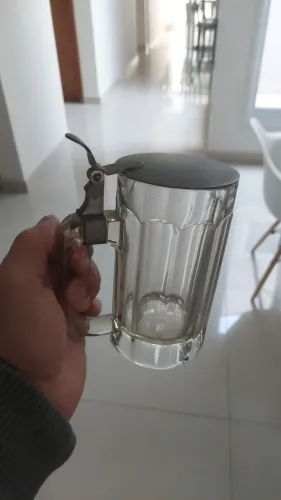 Caneca de Cerveja Antiga com Tampa