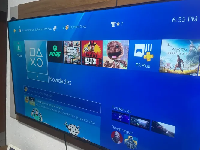 Vendo PlayStation 4 1TB com 3 controles