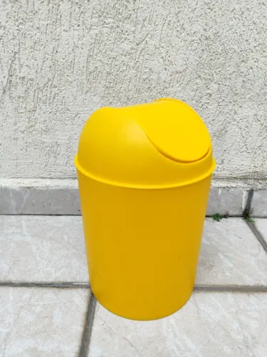 Balde Pequeno de Lixo Amarelo para Pia ou Banheiro