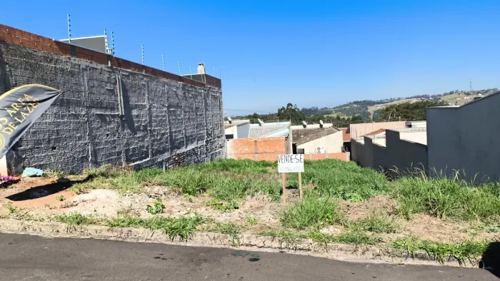 Terreno de 275 metros, todo murrado as laterais.