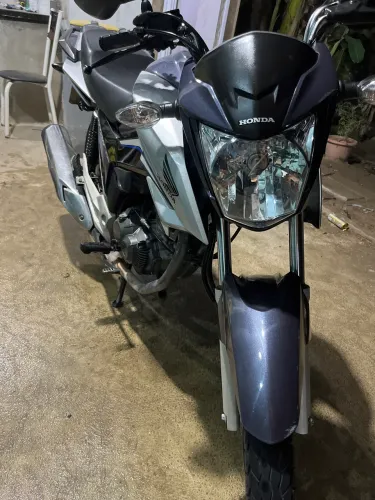 Titan 160 no cartão.