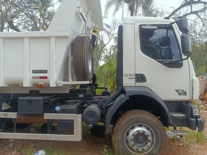 Caminhão basculante 6x4