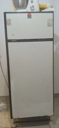 Geladeira funcionado normalmente,apenas com marcas de uso!