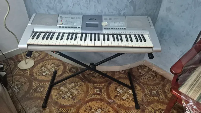 Yamaha PSR-295 - Teclado Musical com Fonte, Suporte e Acessórios