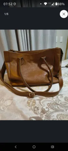 Vendo bolsa de couro, cor caramelo, várias divisórias