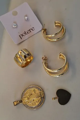 Conjunto Bijuterias Douradas: anel brincos e pingentes 