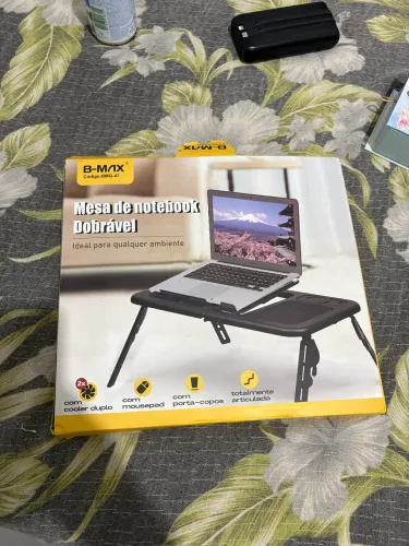 Mesa de Notebook Dobrável e Articulada com Cooler Duplo da marca B-Max (Modelo BMG-47).