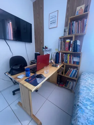 Escrivaninha e prateleira de livros