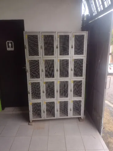 Armário de Aço com 16 Portas - Ótimo Estado