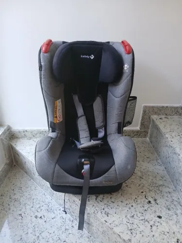 Cadeirinha de carro infantil.