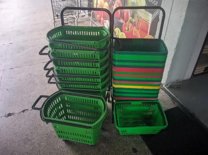 Carrinhos de plástico, cesto de compras e suporte 