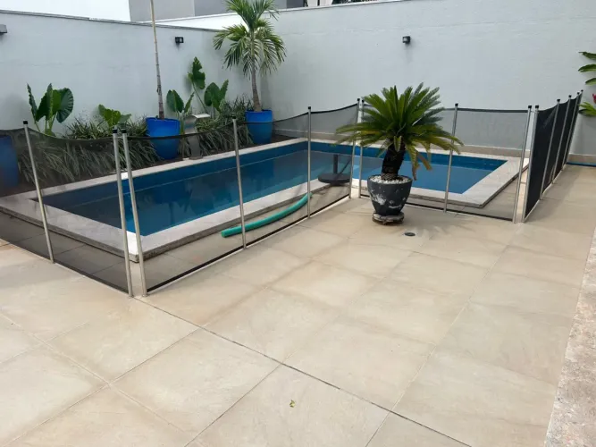 Cerca de proteção piscina 