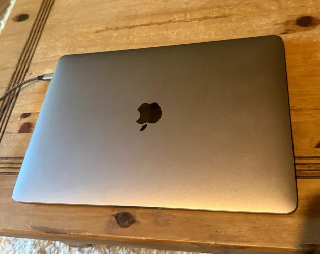 MacBook Pro 13" 2019 Intel i5 | 16GB RAM | 512GB SSD | Bateria Nova (11 ciclos) | 4 Portas