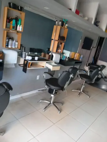 Barbearia completa a venda entra e trabalha