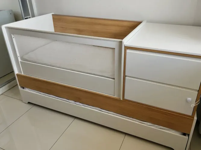 Berço Multifuncional com Cama Auxiliar Sol e Mar com Colchões e Cômoda 