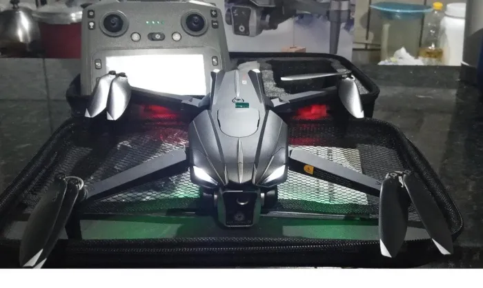 Drone profissional com GPS duas baterias câmera 4K controle com tela alcance 1km 