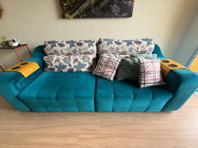 Vendo lindo sofá retrátil cor turquesa