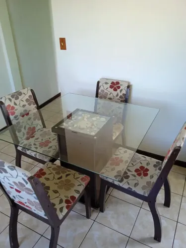 Vendo Jogo de mesa tampo de vidro.