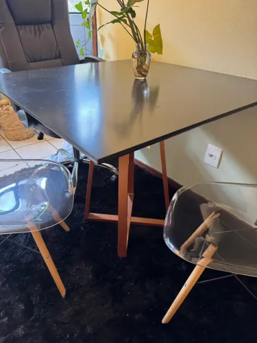 Mesa com duas cadeiras