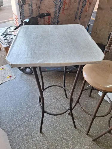 Bistro com duas banquetas ambos usados porém em bom estado ((ENTREGO GRATIS))
