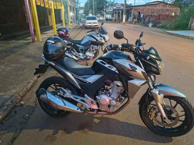 Vendo moto pro comprador assumir o restante das parcelas