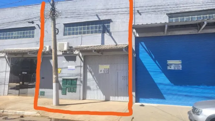 galpão possui aproximadamente 100 m² e anteriormente funcionava como depósito de medicamen
