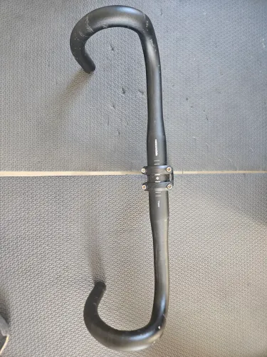 Combo Cockpit Speed: Guidão Cannondale 420mm + Mesa Cannondale C3 90mm