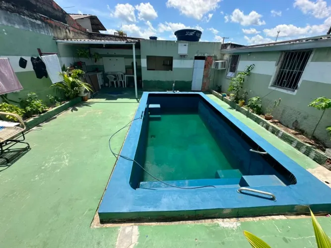 Vendo casa com piscina e com 3 quartos + Kit net 