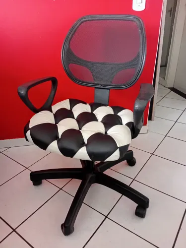 Cadeira giratória flexível.