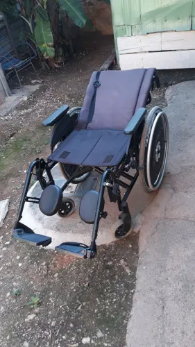 Cadeira de Roda ORTOMOBIL Semi-Nova inclinavel, Dobravel e desmontavel. Pouco tempo de Uso