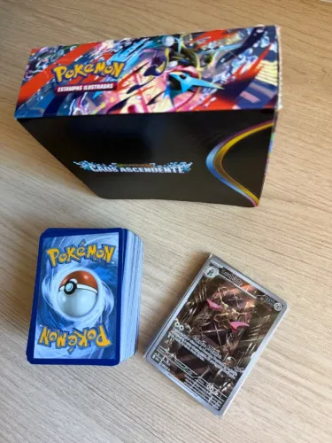 xColeção Pokémon TCG: Caos Ascendente - 150 Cartas + 18 Brilhantes