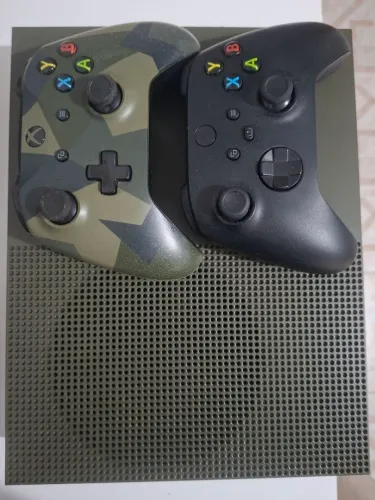 Xbox One S 1TB - 2 controles