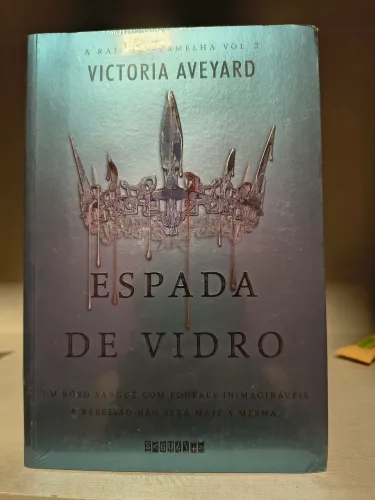 Livro Espada de Vidro - Victoria Aveyard