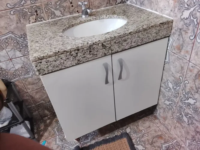 Bancada em mármore com armário